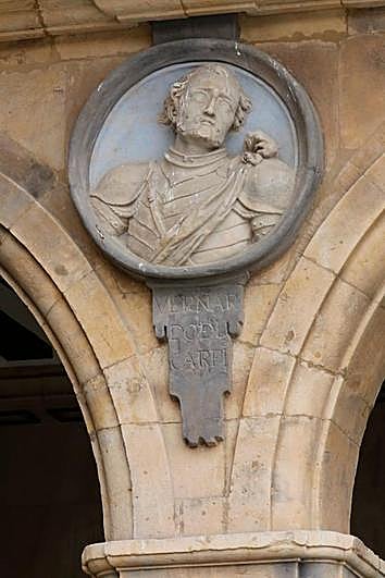 Medallón de la Plaza dedicado a Bernardo del Carpio que Alejandro Carnicero esculpió en el siglo XVIII.