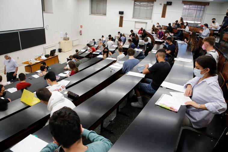 Minutos previos al examen de Lengua y Literatura de la EBAU en la Facultad de Ciencias.