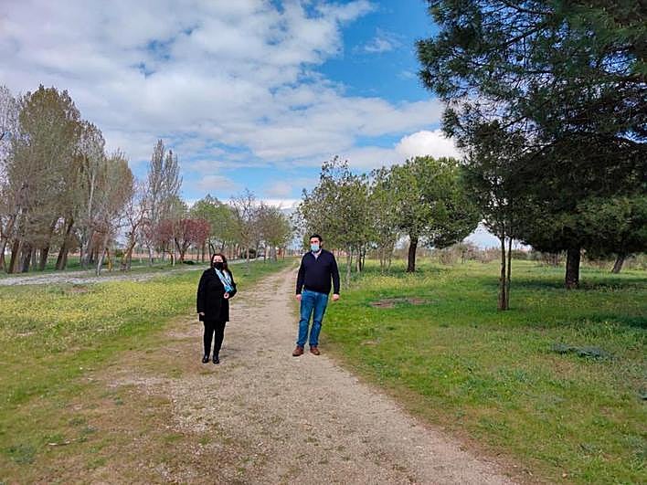 La alcaldesa, Carmen Ávila, y el edil de Urbanismo, Antonio Poveda, en el parque El Inestal.
