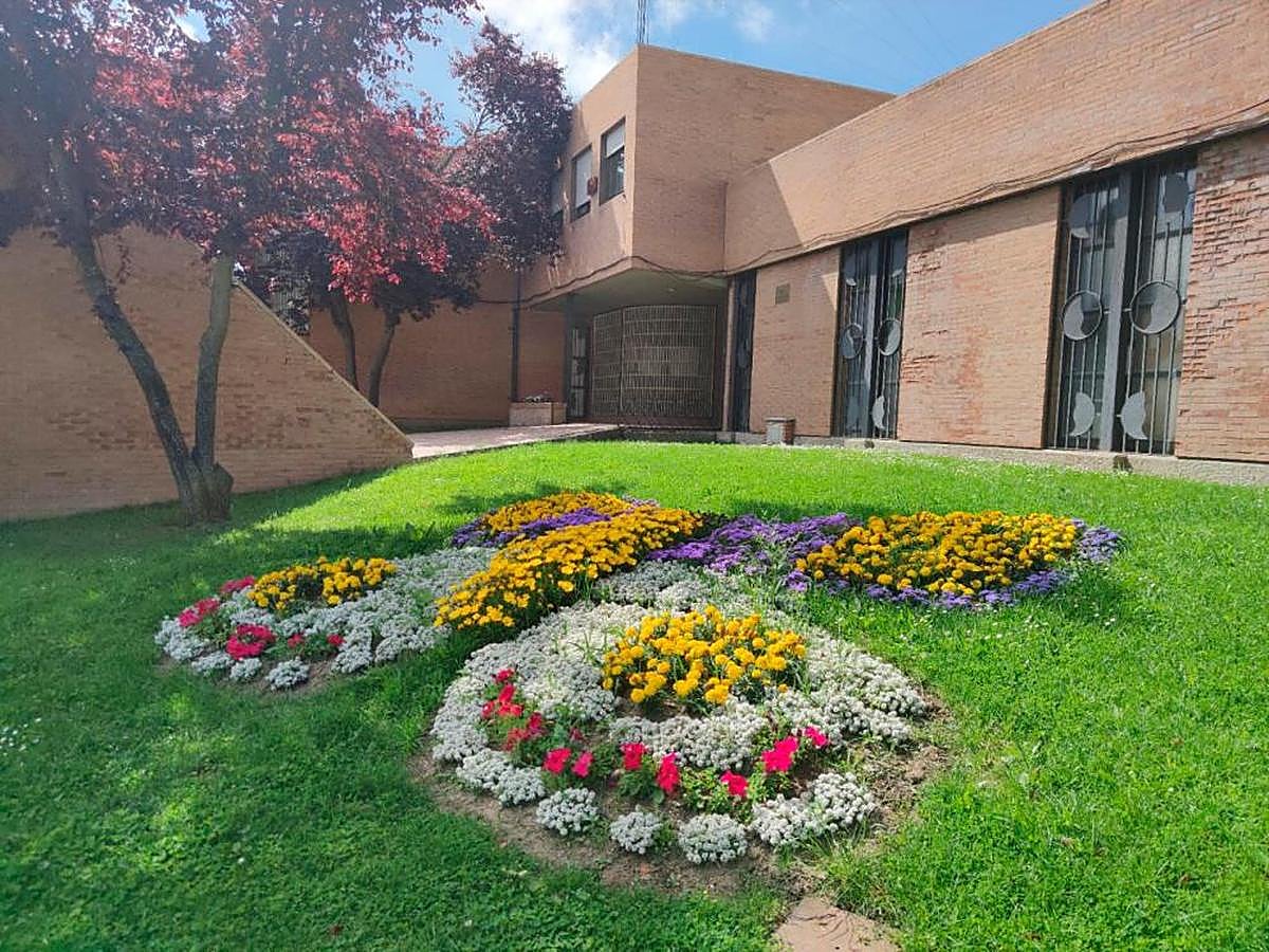 Nueva zona ajardinada en el entorno del edificio Merca Rural. | TRISOL