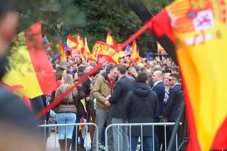 La plaza de Colón empieza a llenarse con asistentes que portan banderas de España