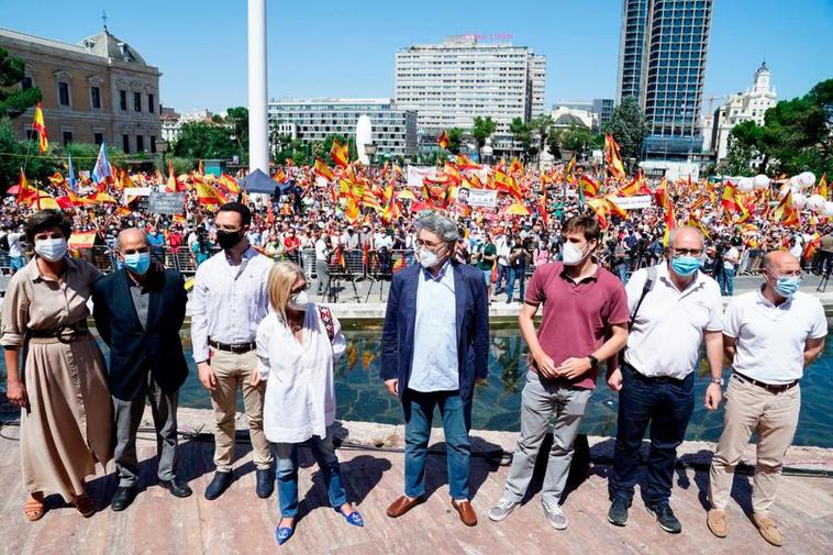 Una multitud inunda la plaza de Colón de banderas de España contra los indultos a los líderes del ‘procés’