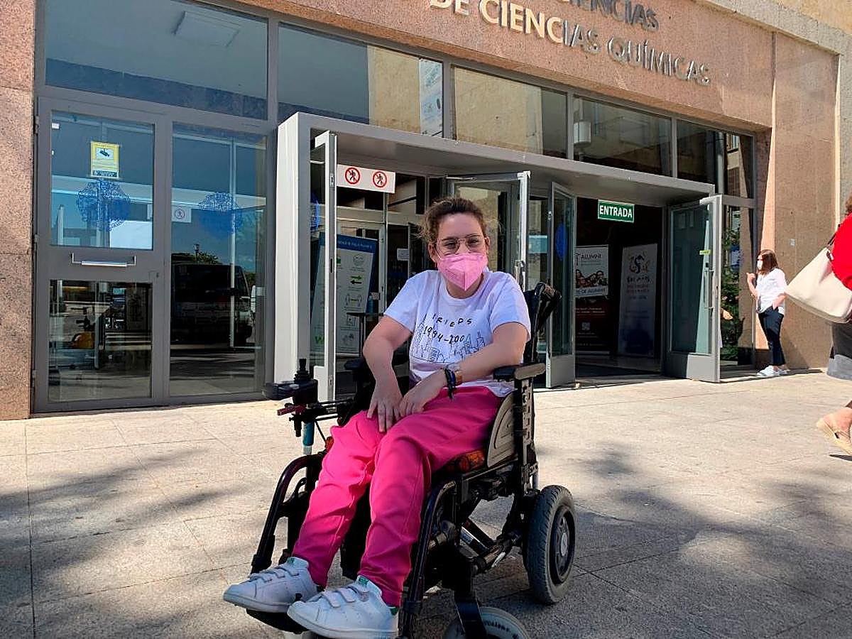 Paula Vega, a la puerta de Ciencias, entre examen y examen.