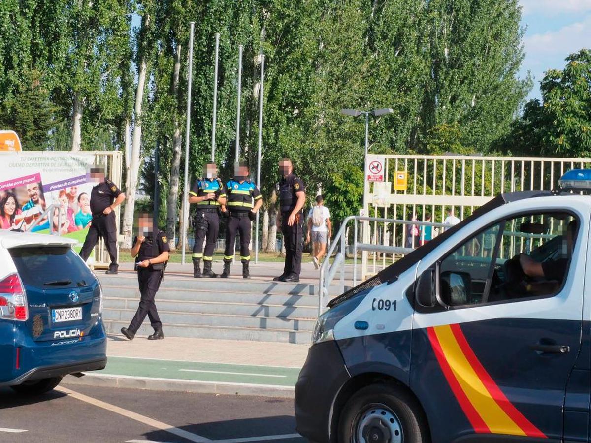 Policías a las puertas del recinto deportivo el 28 de julio de 2020.