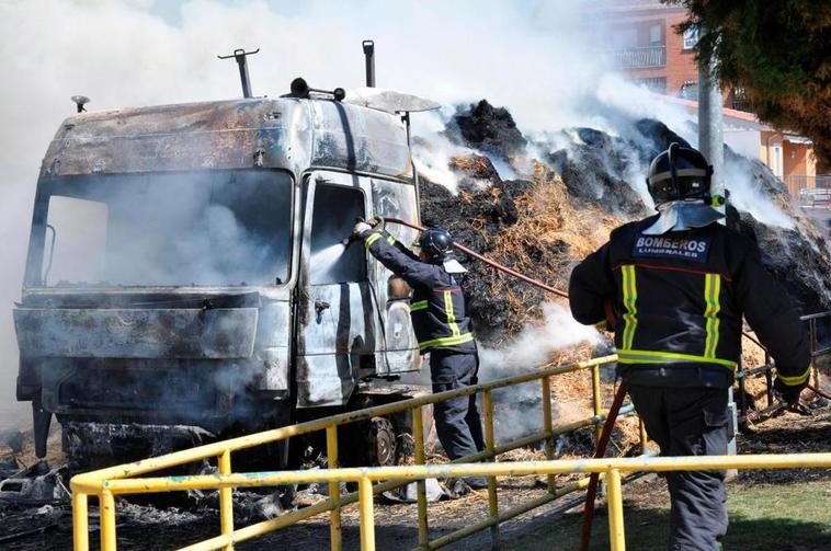 Bomberos extinguiendo el camión incendiado en 2015.