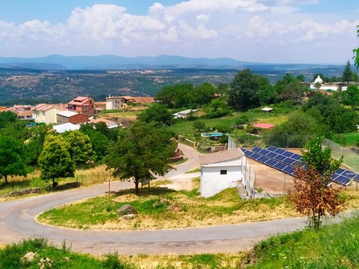 Imagen del depósito y del casco urbano de la localidad de Puerto de Béjar.