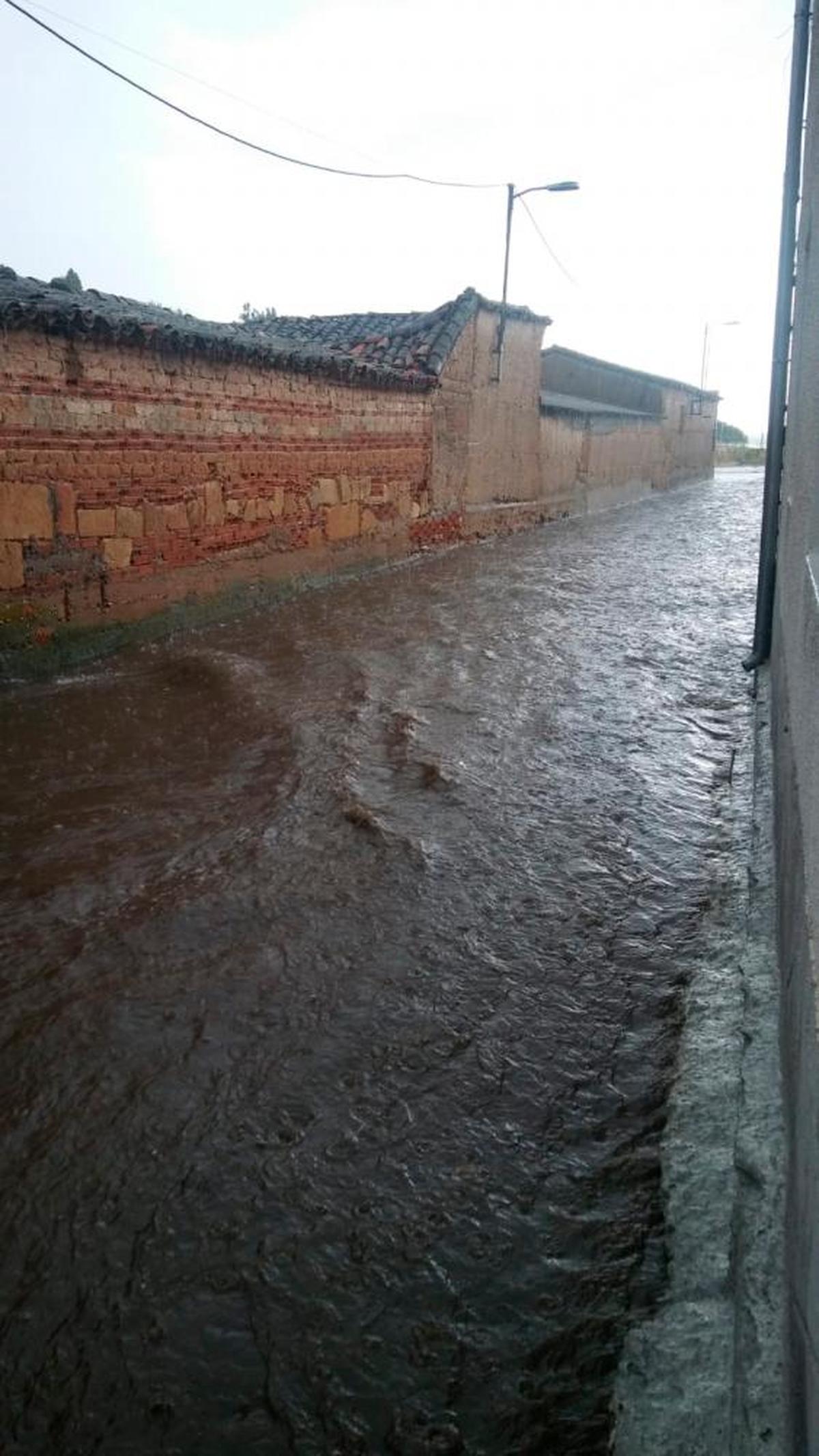 Calle inundada en Villoria.