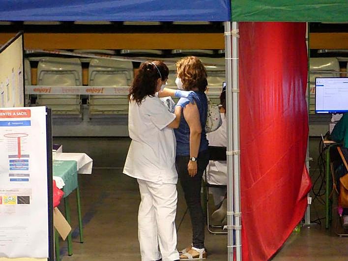 Una mujer recibe la vacuna en el Multiusos