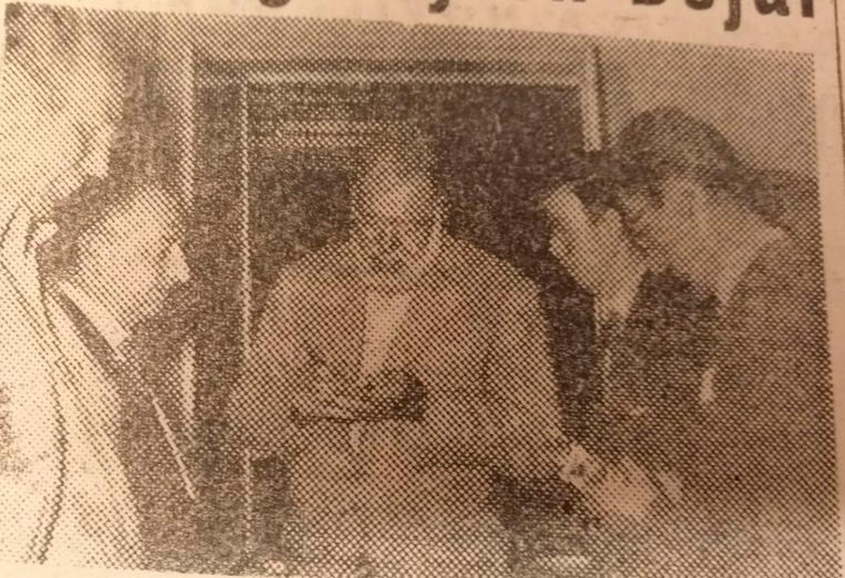 Foto publicada en LA GACETA de Hemingway firmando autógrafos en Béjar.