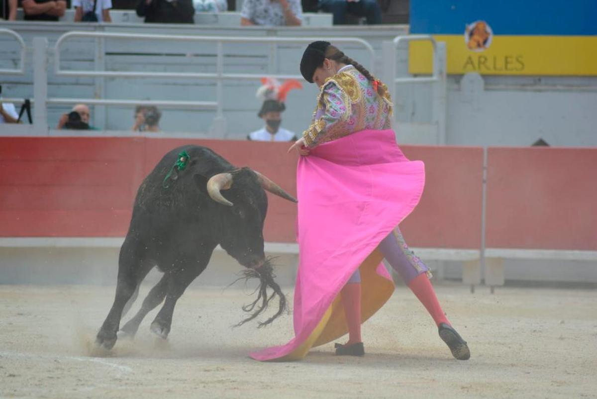 Media verónica de Raquel Martín en su debut en una novillada sin picadores el pasado 5 de junio en Arles (Francia).