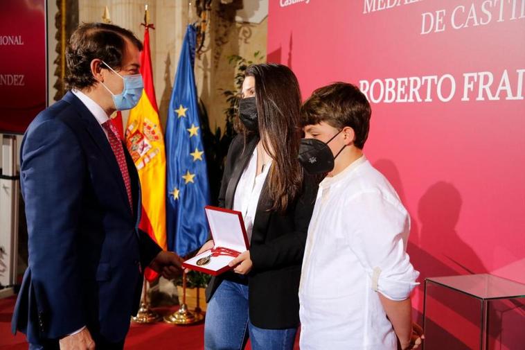 Fernández Mañueco entrega la medalla a los hijos del reportero Roberto Fraile