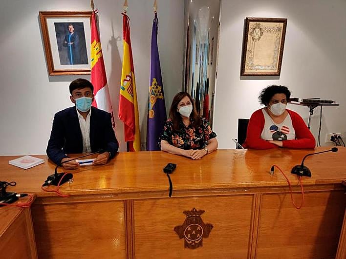 Fran Díaz, Carmen Ávila y Patro Macías explicaron los primeros avances de las ferias y fiestas