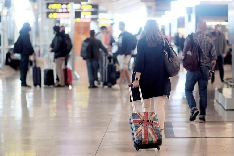 Una pasajera camina por el aeropuerto Adolfo Suárez Madrid Barajas.