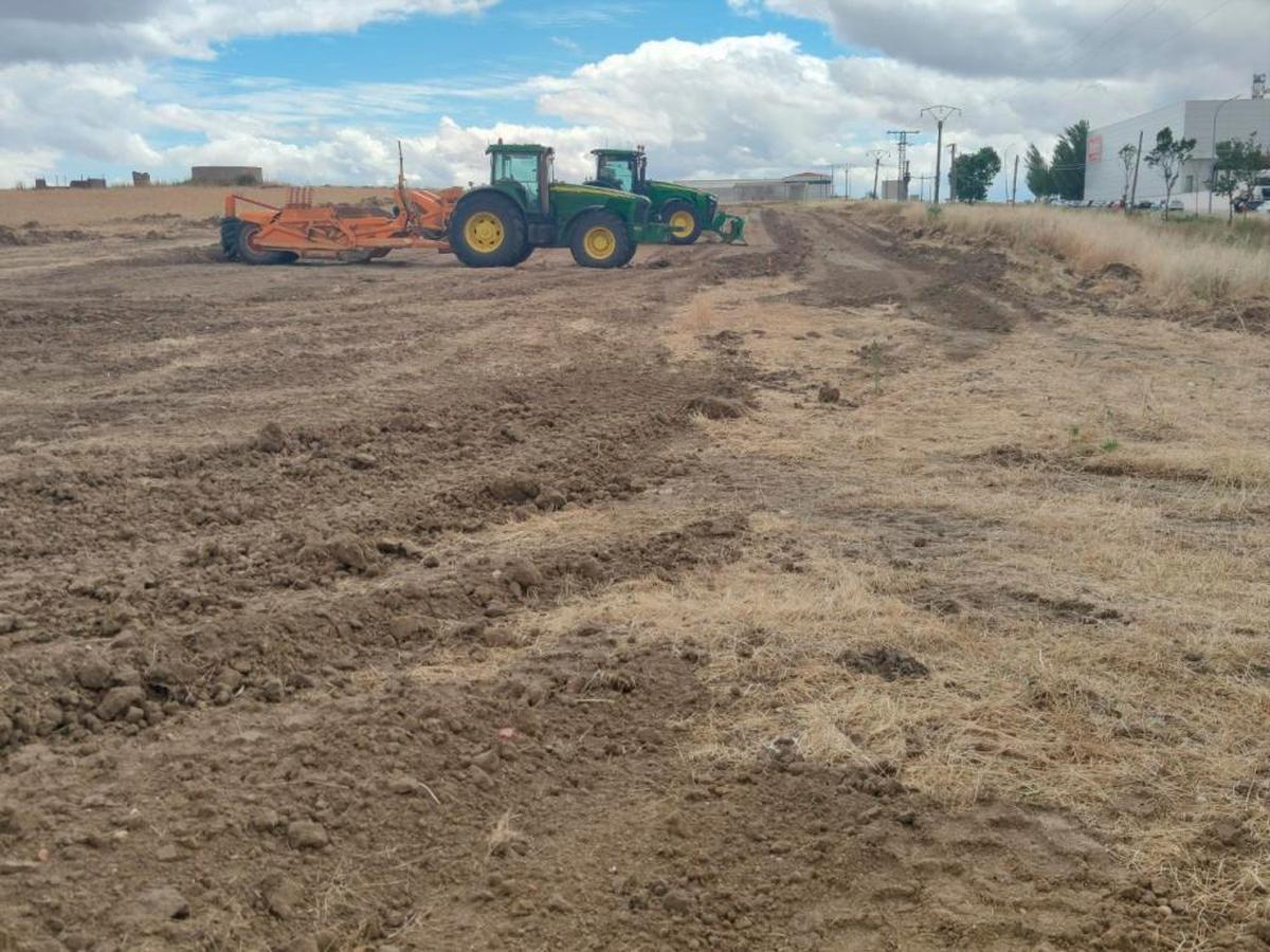 Tractores preparando los terrenos del futuro polígono industrial de Peñaranda.