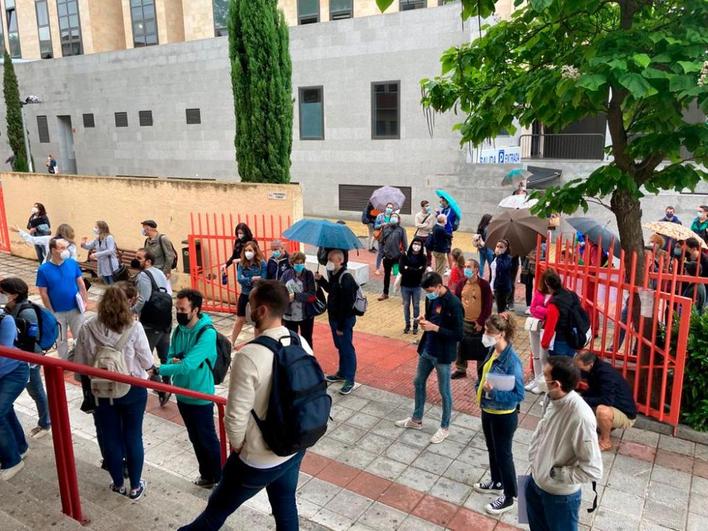 Opositores a las puertas del IES Lucía de Medrano de Salamanca.