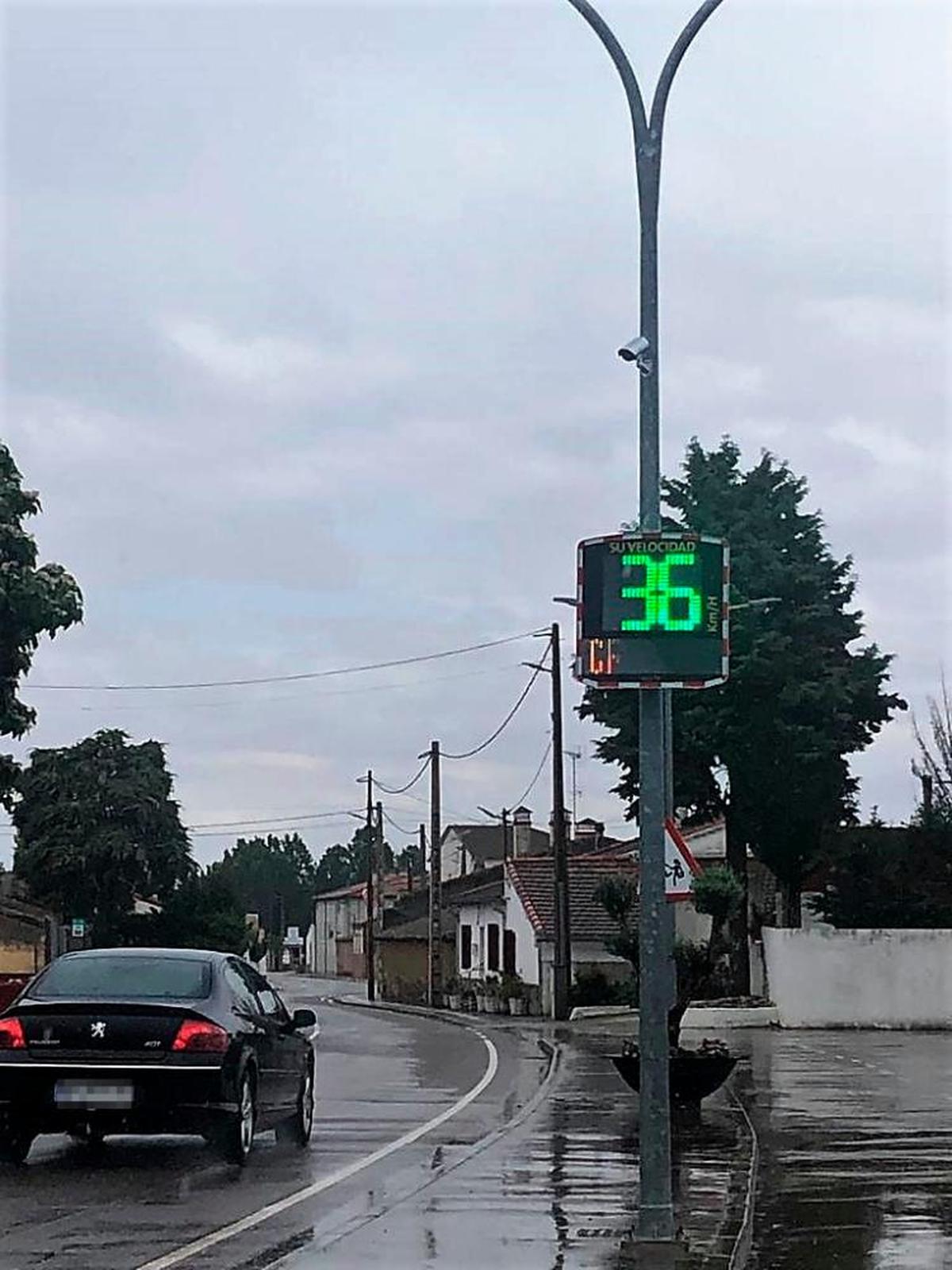 Uno de los radares en la travesía de Sieteiglesias de Tormes.