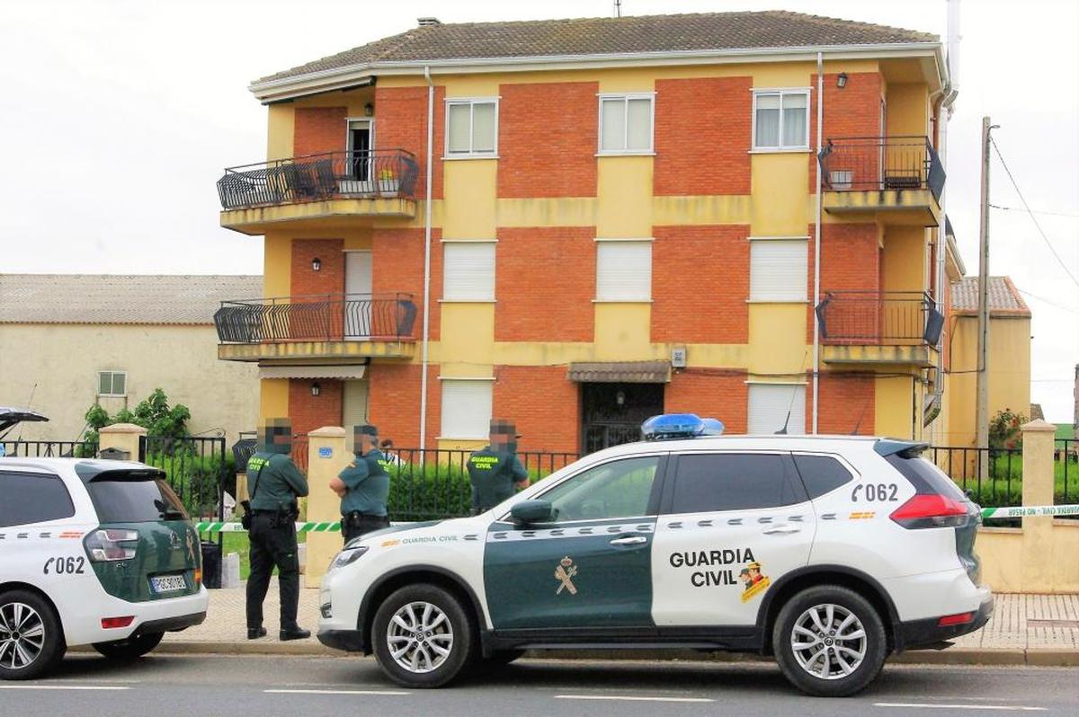 Agentes de la Guardia Civil ante el bloque de viviendas donde residían ‘El Sera’ y su pareja.