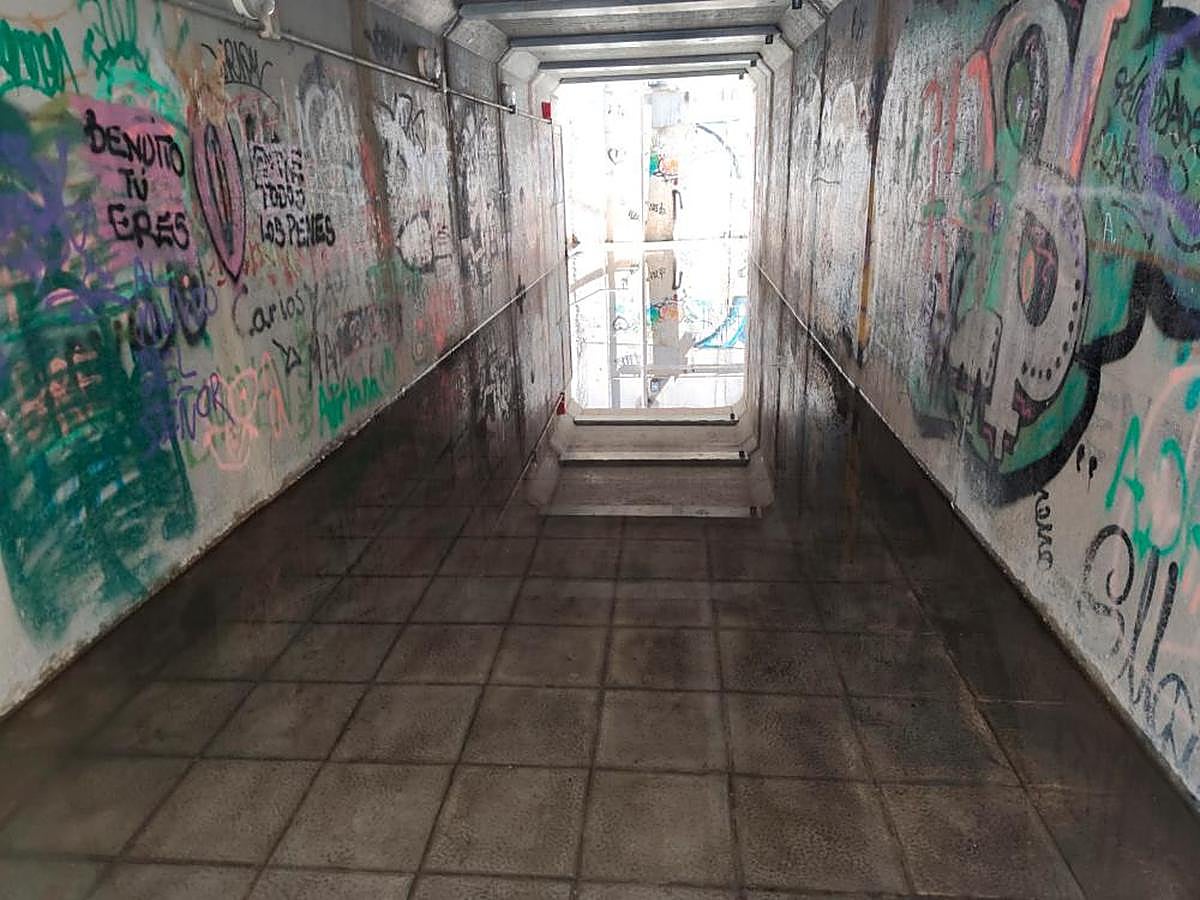 Imagen que ofrecía estos días el paso inferior de las vías del ferrocarril lleno de agua.