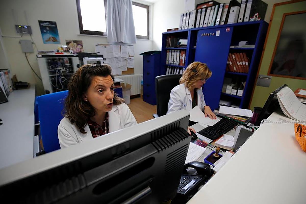 Imagen de archivo del personal administrativo de un centro de salud.