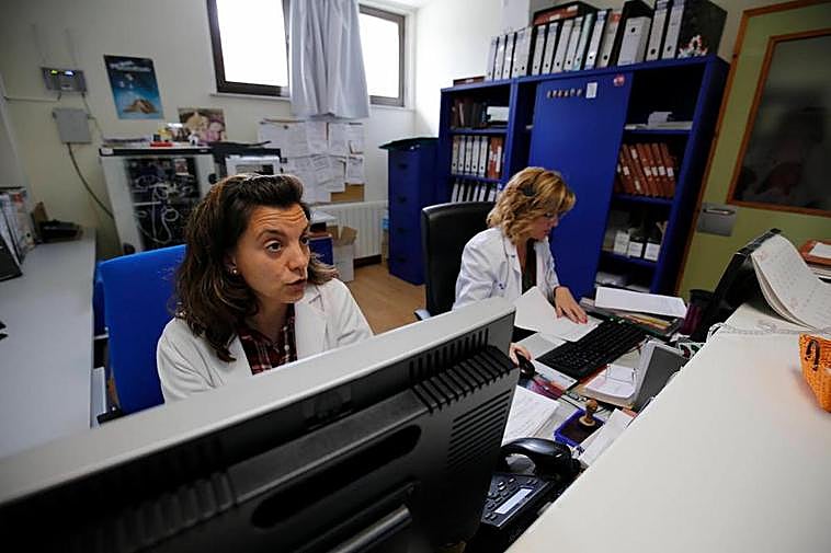 Imagen de archivo del personal administrativo de un centro de salud.