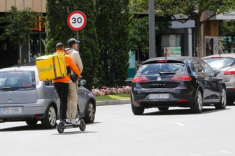 Dos usuarios sobre un mismo patinete, una práctica sancionable con 100 euros.
