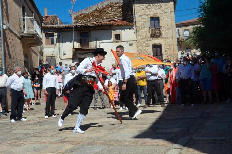 Enfrentamiento poético de abanderado y alabardero durante el Baile de la Bandera en Hinojosa.