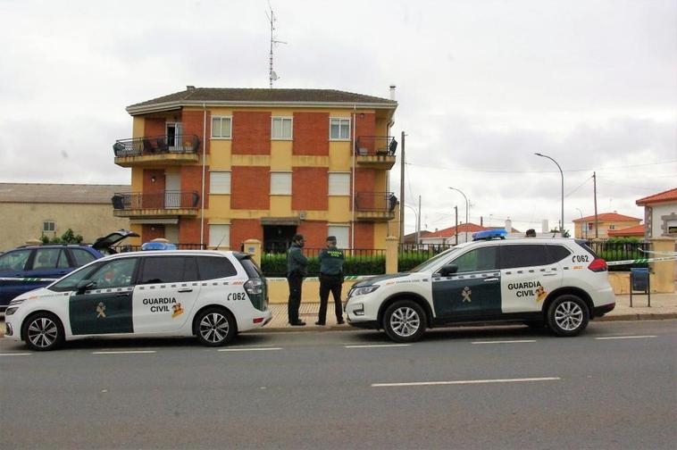 Agentes de la Guardia Civil a las puertas de la vivienda en la que sucedieron los hechos.