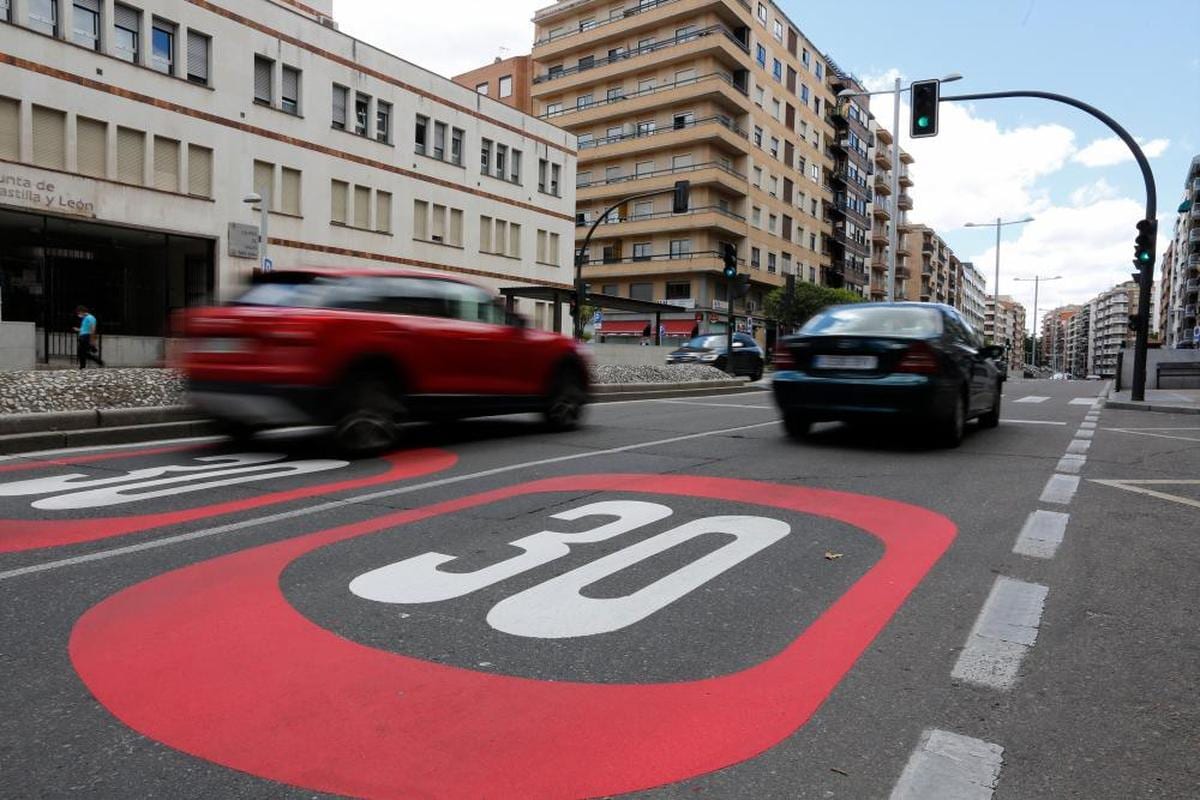 Las grandes avenidas ya lucen nuevas señales horizontales en el asfalto con el nuevo límite a 30 km/hora