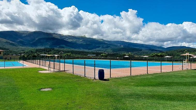 Imagen de las piscinas municipales de La Cerrallana en Béjar ya preparadas para recibir hoy a los usuarios.