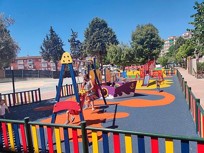 La zona de juegos infantiles se ha ampliado y se ha renovado el suelo de caucho.