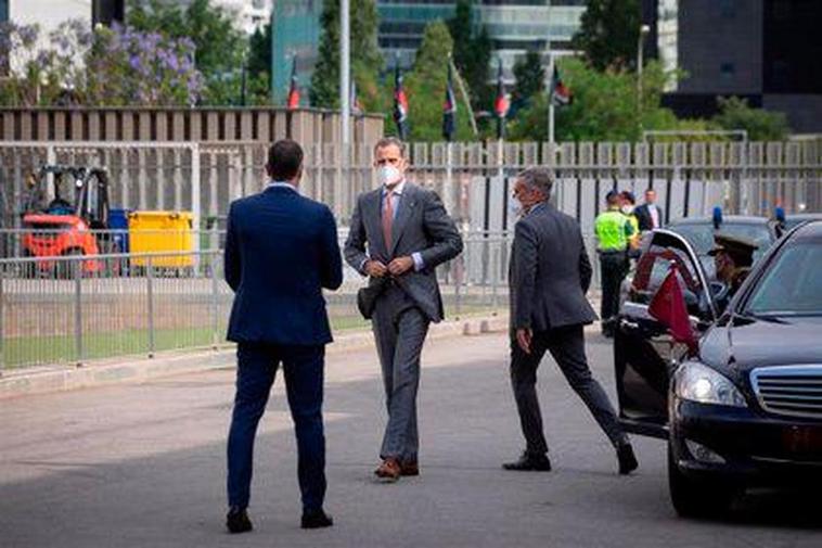 Pedro Sánchez recibiendo a Felipe VI en el MWC.