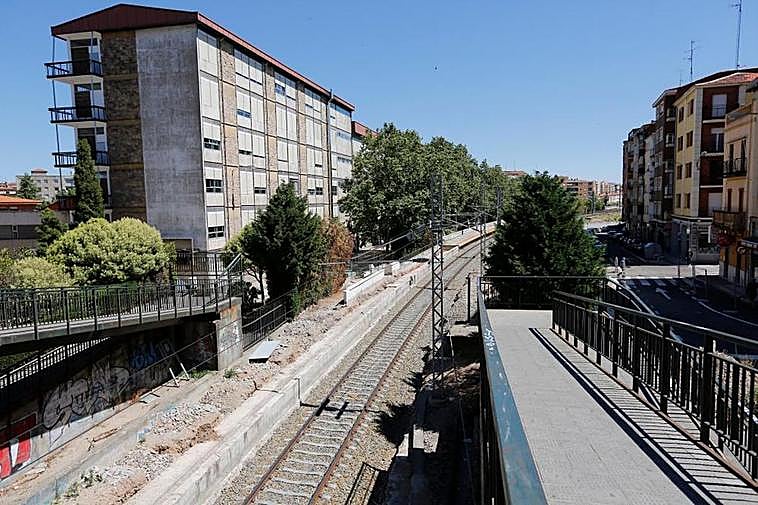 El andén situado junto al apeadero de la Alamedilla que permanece con escombros a la espera de que se retomen las obras.