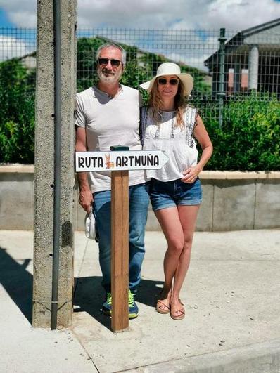 Javier Fesser y Athenea Mata en la ruta Art-muña