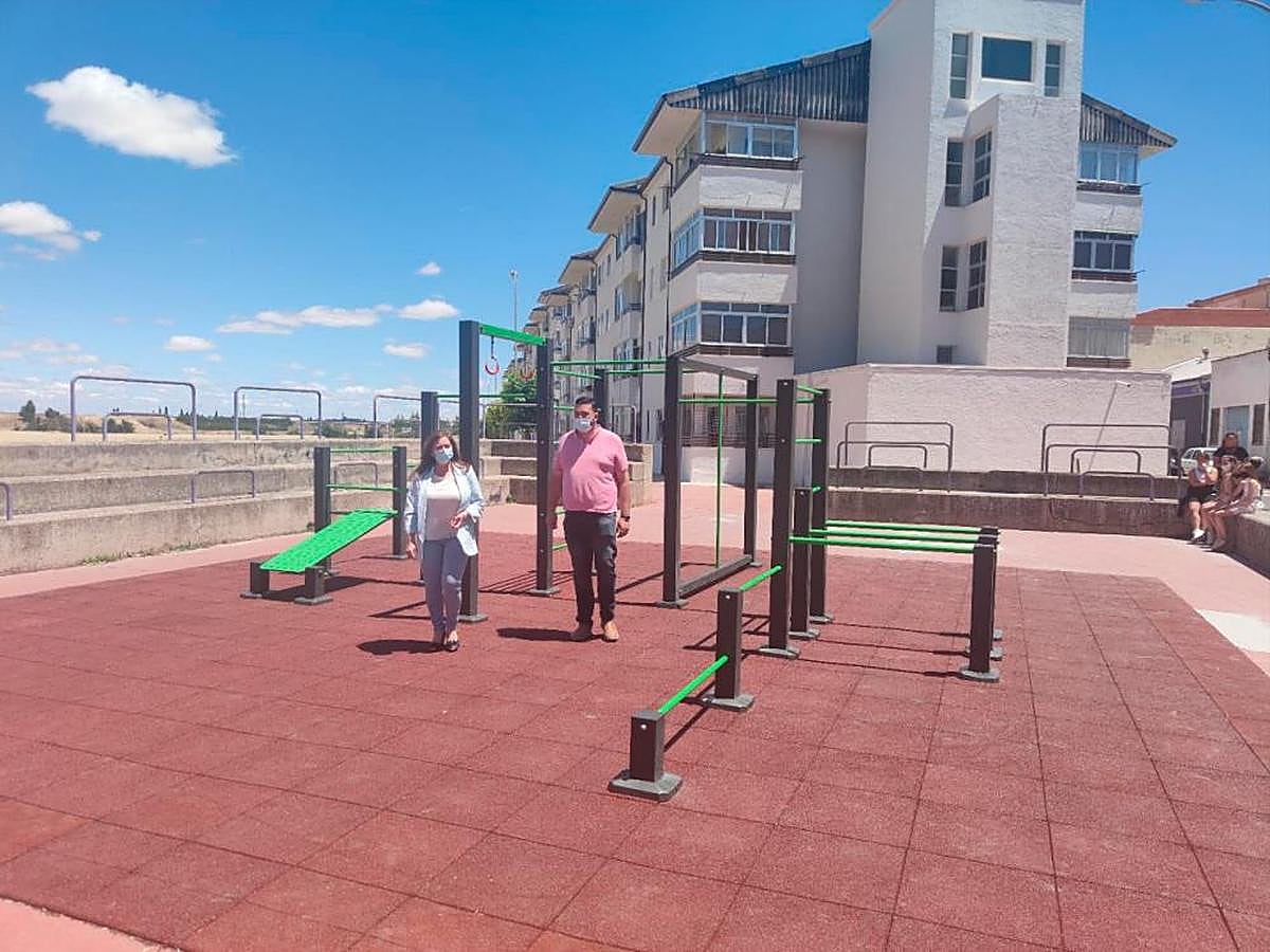 La alcaldesa, Carmen Ávila, y el concejal de Urbanismo, Antonio Poveda, supervisan el nuevo circuito de calistenia