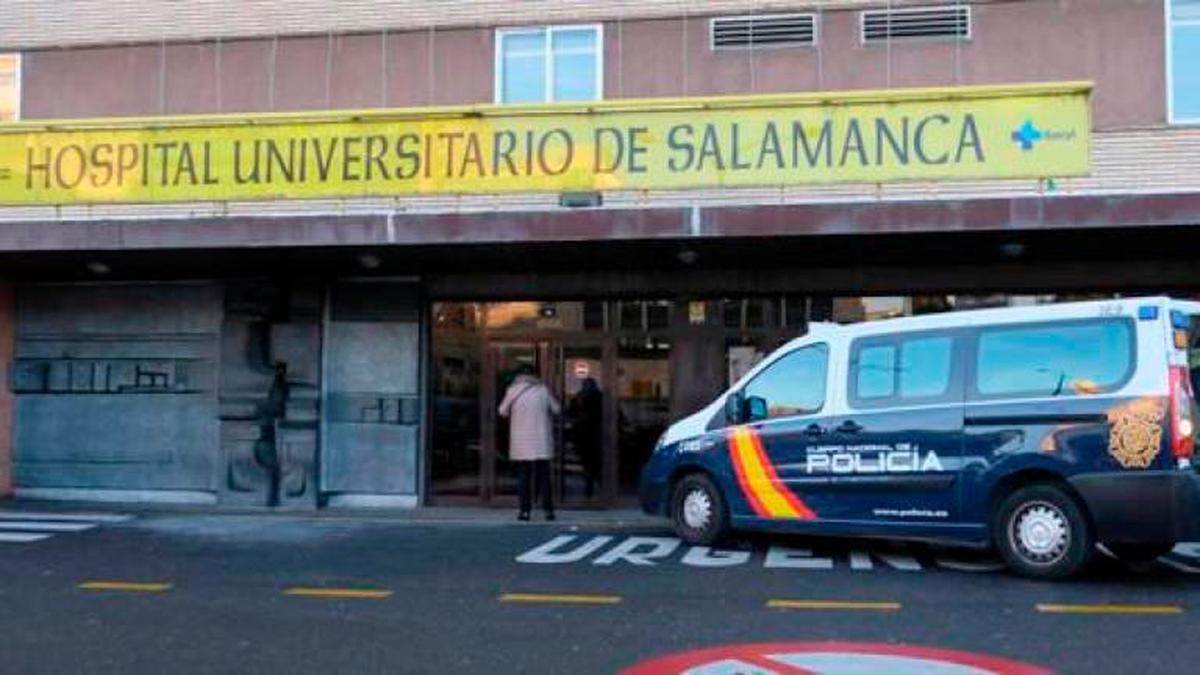 Patrulla de la Policía Nacional en el Complejo Hospitalario de Salamanca.