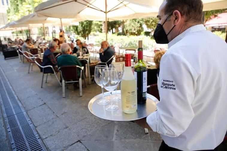 Un camarero en una terraza en Salamanca.