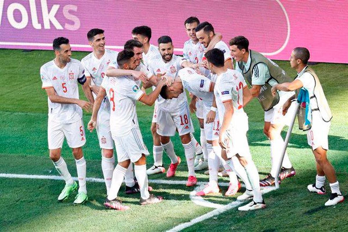 La selección española celebrando la victoria.