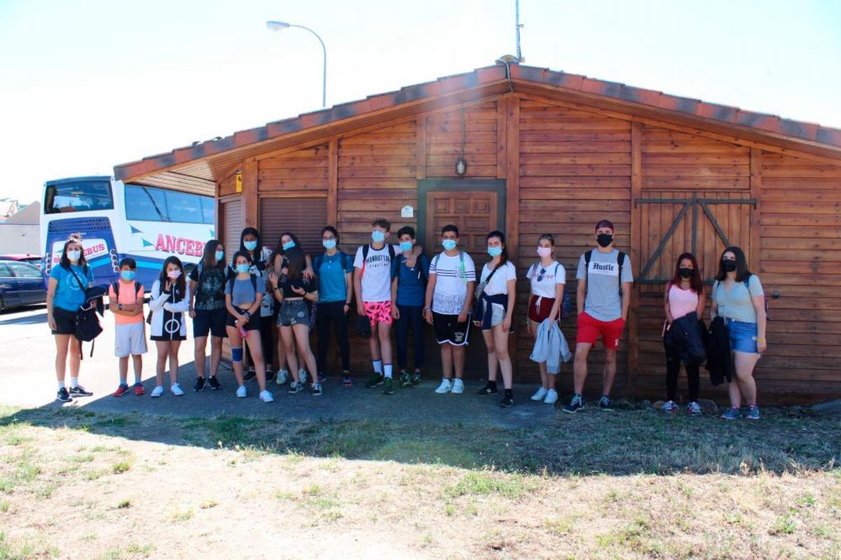 Los participantes en el campamento antes de partir hacia Peñaparda