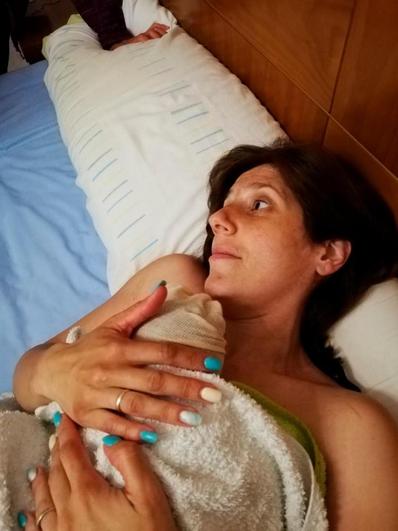 Noelia Cebriano con el pequeño Jesús en su casa de Béjar.