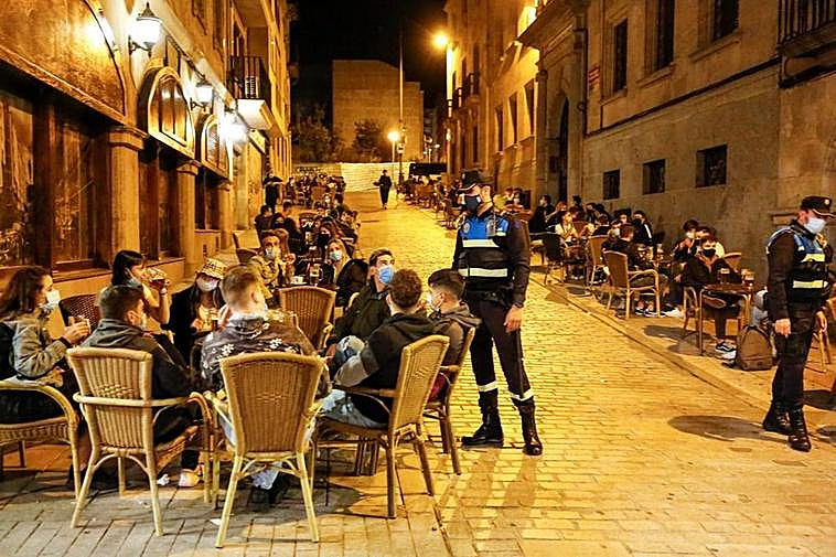 La Policía local patrulla por las terrazas de noche