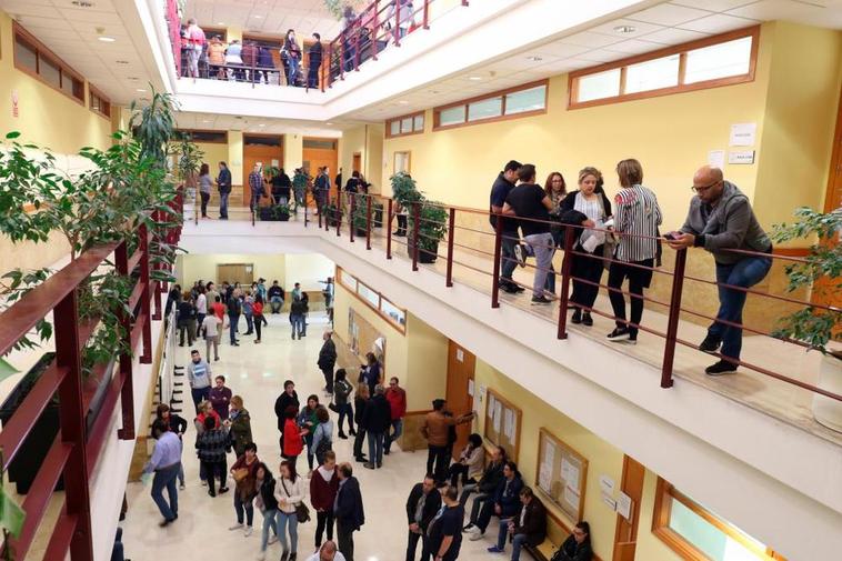 Opositores esperando a entrar en los exámenes