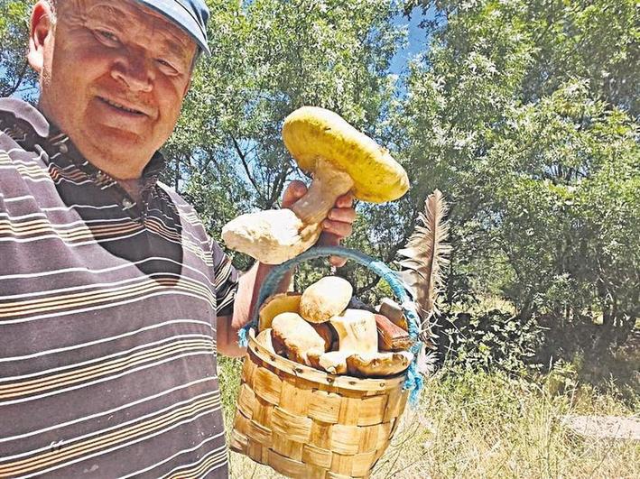 Clemente Pérez muestra el ejemplar encontrado