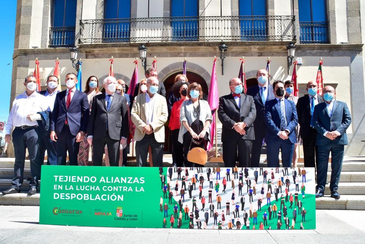 Foto de familia de los participantes en el foro “Tejiendo alianzas en la lucha contra la despoblación” en Béjar.