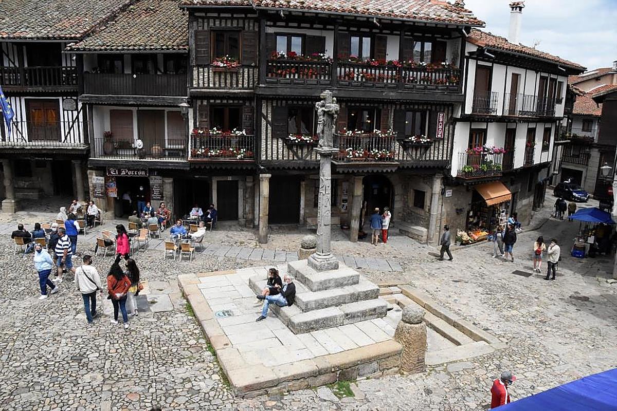 Monumento central en la concurrida plaza de La Alberca.