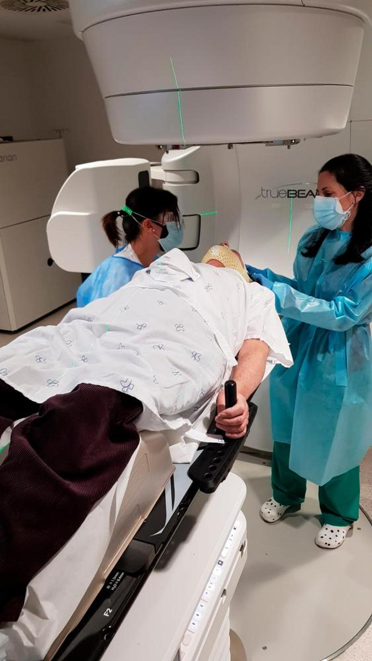 Personal sanitario prepara a un paciente en Oncología Radioterápica.