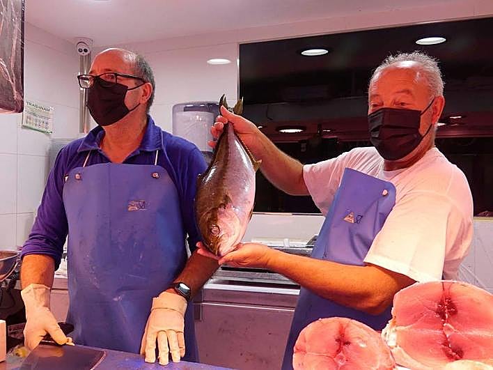 Pescaderos mostrando una pieza