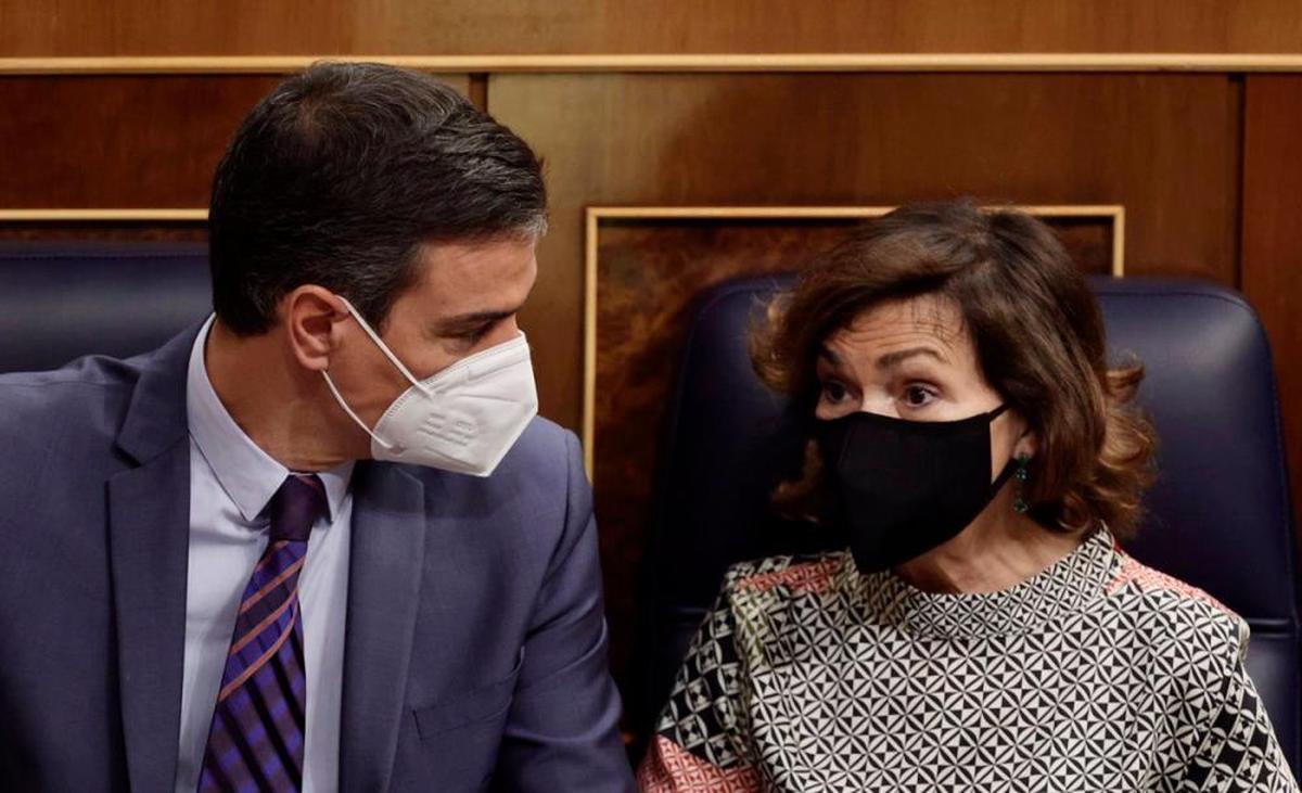 Pedro Sánchez junto a Carmen Calvo.