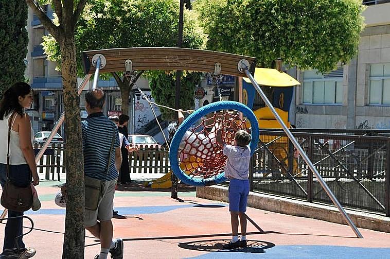 Imagen de archivo de dos niños jugando en un parque infantil de Salamanca.