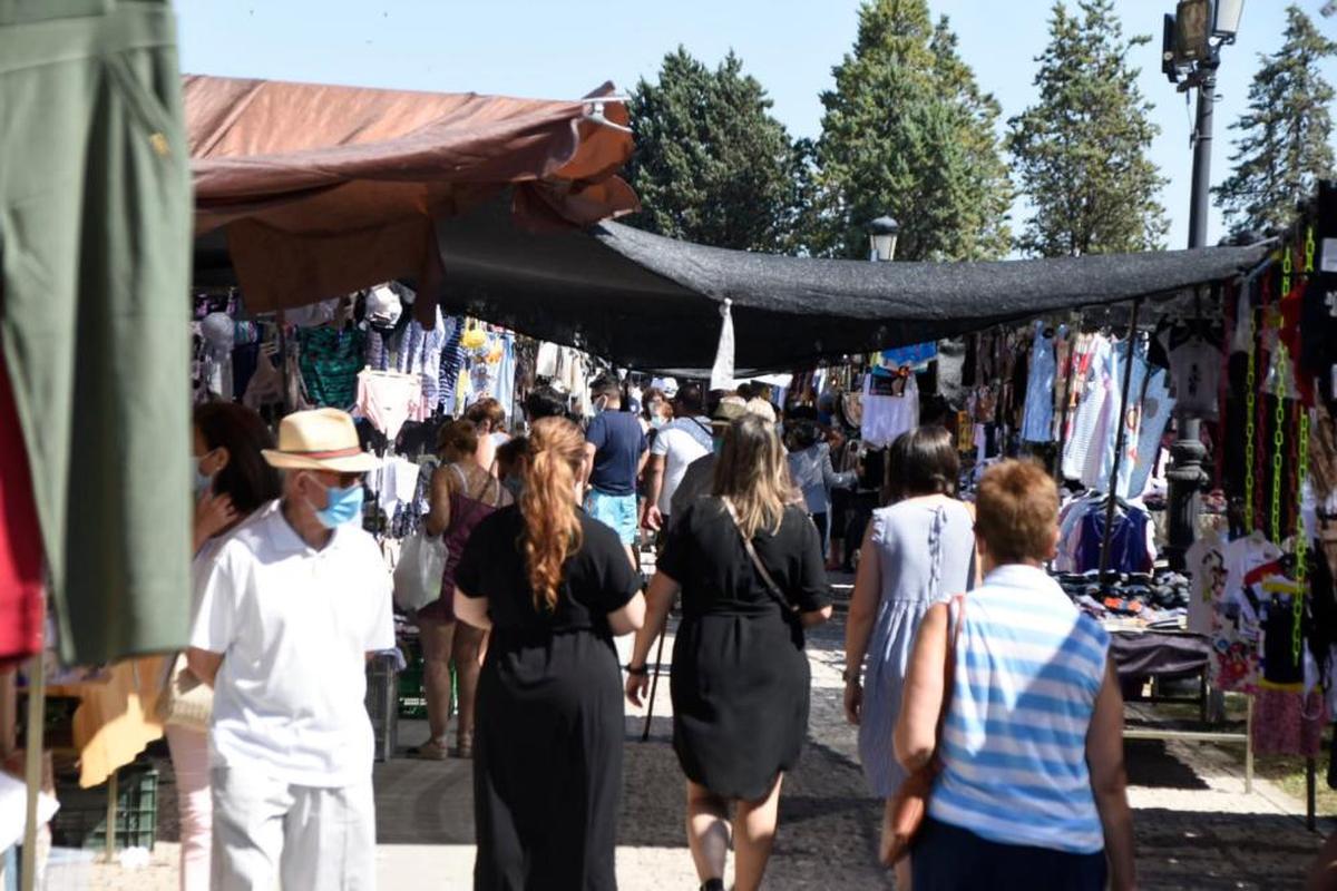 Gran afluencia en los pasillos del mercadillo de Ciudad Rodrigo. | CASAMAR