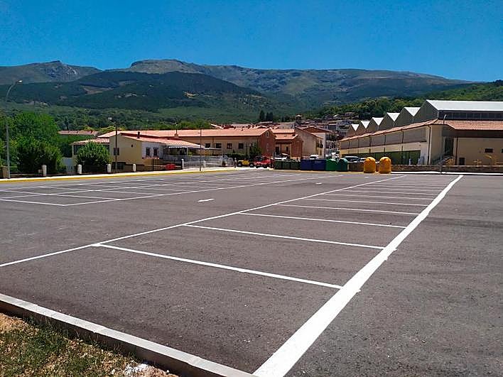 Imagen del nuevo aparcamiento tras la finalización del pintado de las plazas y las calles.